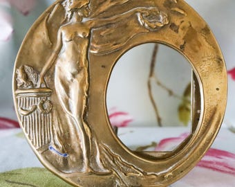 Superb 1st World War brass figural photograph frame possibly trench art work: heavy 391g, 7 inches diameter