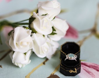 Stunning aquamarine and sterling silver ring (size K) with antique-style leather ring box