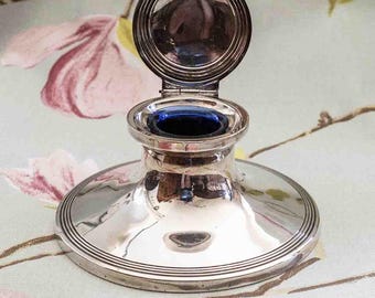 Sterling silver (Chester 1901) capstan inkwell with reeded border and original glass liner
