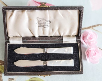 Dainty boxed set of stylish Art Deco butter knives:  Thomas Armstrong & Brothers, Manchester