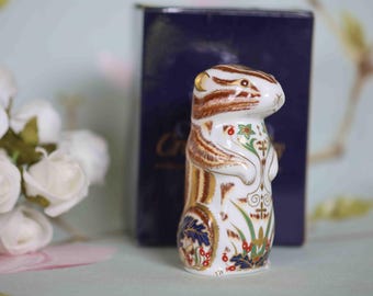 Royal Crown Derby : 22 carat gold and fine porcelain, Chester chipmunk paperweight with pure gold stopper (2004)