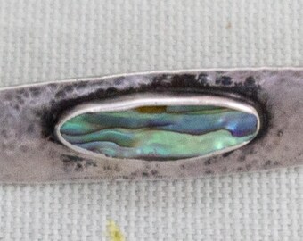 Arts and Crafts hammered silver and abalone brooch: 6 cm length