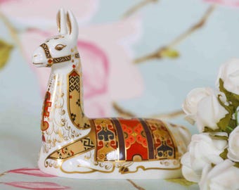 Exclusive edition Royal Crown Derby llama : 22 carat gold, fine porcelain paperweight signed by artist (2000)