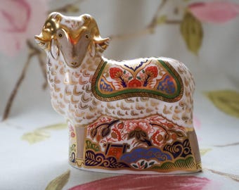 Royal Crown Derby : 22 carat gold and fine porcelain, Imari ram paperweight with pure gold stopper (2009)