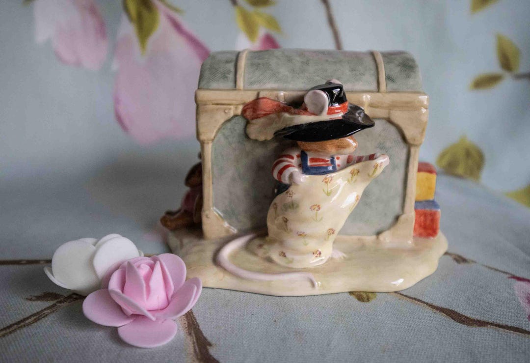 ミニチュアトイチェスト ウィフレッド ブランブリーヘッジ エネスコ Brambly Hedge Wilfred and the Toy Chest Money Box: Royal Doulton