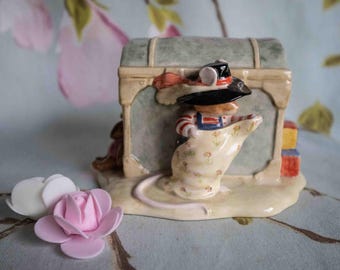 Brambly Hedge Wilfred and the toy chest money box: Royal Doulton fine porcelain