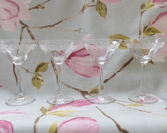 Delicate 1930s/40s aperitif glasses: relive the restraint of the past