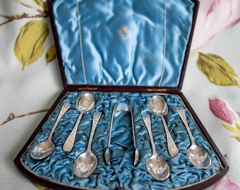 Stunningly engraved sterling silver tea spoons and sugar nips, 1884, by John Round and Son retailed in the renowned Austins, Dublin