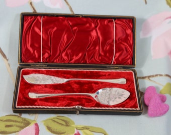 Boxed Walker and Hall set of Edwardian butter knife and preserve spoon: very fine condition