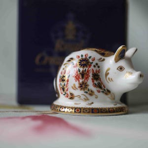 Royal Crown Derby Old Imari piglet : 22 carat gold, fine porcelain paperweight with pure gold stopper (1995). Boxed
