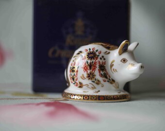 Royal Crown Derby Old Imari piglet : 22 carat gold, fine porcelain paperweight with pure gold stopper (1995). Boxed