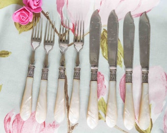sterling silver-collared and mother of pearl fish cutlery: William Hutton and Sons Sheffield 1906