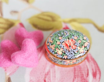 Delightful William Morris trinket pot (Museums and Galleries)