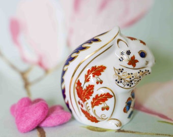 22 carat gold Royal Crown Derby squirrel paperweight with pure silver stopper: 1992