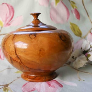 fantastisk stor förvaringskruka med lock i svarvad valnöt: 18,5 cm (bredd) x 20 cm (höjd)