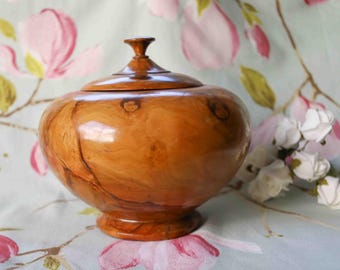 stunning large turned walnut lidded storage pot: 7.5 (width) x 8 inches (height)
