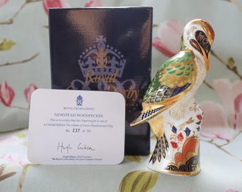 Royal Crown Derby Signature Edition 237/750 22 carat gold, fine porcelain, Newstead Woodpecker paperweight with pure gold stopper