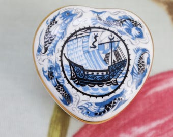 William de Morgan: Museums Collection fine trinket pot