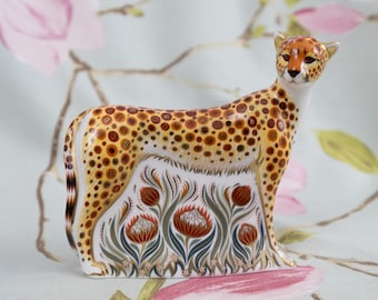 Limited Signature edition Royal Crown Derby cheetah : 22 carat gold fine porcelain paperweight (gold stopper) 2006