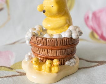 Winnie the Pooh A Clean Bear is a Happy Bear (Royal Doulton 2001)