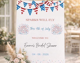 Może przedstawiać: Biały znak na drewnianym sztaludze z czerwono-biało-niebieskimi proporczykami na górze. Znak głosi "Sparks Will Fly" i "this 4th of July". Wita gości na wieczorze panieńskim Emmy 04-06-2026.