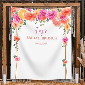 Könnte beinhalten: Weißer Hintergrund für eine Bridal Shower mit einem rosafarbenen und orangen Aquarell-Blumenmuster. Der Text lautet "Evy's Bridal Brunch 03.03.2025".