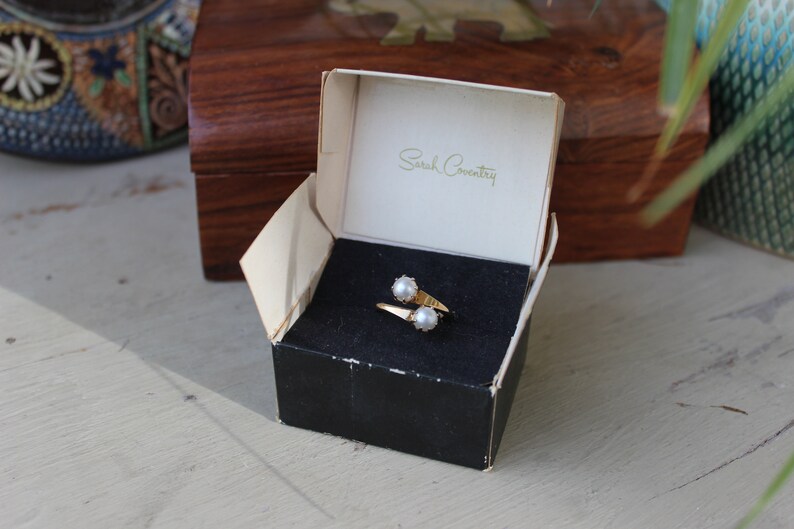 Vintage Jewelry Signed Sarah Coventry GB Faux Pearl Ring Minimalist Jewellery Elegant Ring Vintage Gold Pearl Ring Designer Ring