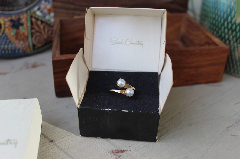 Vintage Jewelry Signed Sarah Coventry GB Faux Pearl Ring Minimalist Jewellery Elegant Ring Vintage Gold Pearl Ring Designer Ring