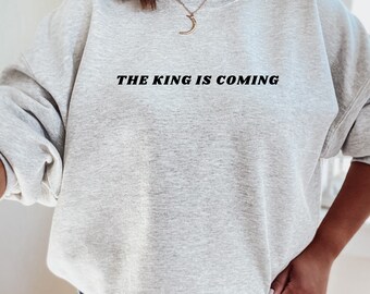De Koning komt Unisex Sweatshirt, Koning Jezus, Christelijke Kleding, Kerstkleding, geborduurde crewneck