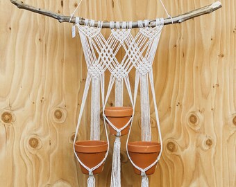 Percha única de macrame triple planta / percha de jarrón de flores