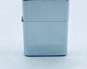 Accendino Zippo vintage del 1961 – Design a strisce inciso con pannello vuoto – Ottimo oggetto da collezione – Senza incisione