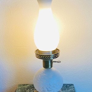 Vintage Hurricane Milchglas-Lampe: Geprägter weißer Globus, Messingbeine