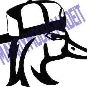 Może przedstawiać: Czarno-biała grafika przedstawiająca kaczkę w czapce bejsbolowej. Głowa kaczki jest w profilu, z daszkiem czapki skierowanym w lewo. Tekst "MANY MOODS DEIT" jest umieszczony ukośnie na obrazie w kolorze fioletowym.