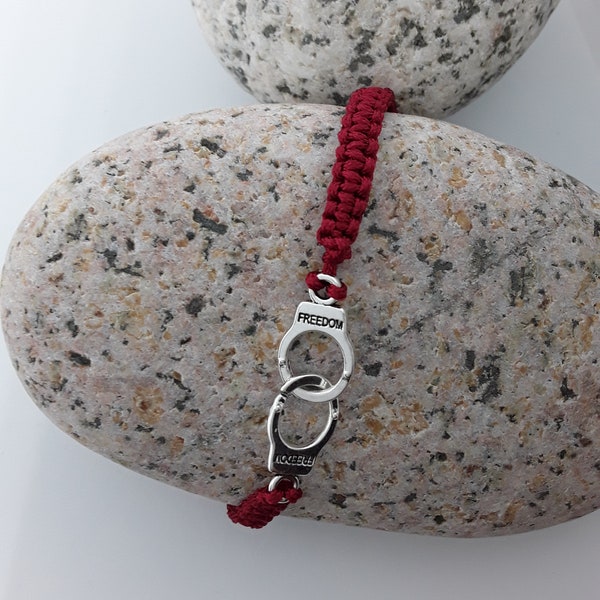 Bracelet en macramé rouge bordeaux, avec une breloque menottes,  personnalisable en macramé