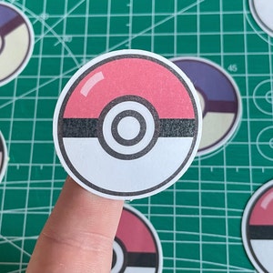 Set van 4 kleurrijke gestileerde Pokéball-stickers, pokemonsticker, laptopstickers, skateboardstickers