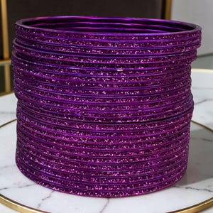 Ciemne bransoletki Rani Glitter Churi: 24-częściowy zestaw aluminiowych bransoletek na świąteczne okazje