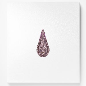 Puede incluir: Una sola lágrima de purpurina rosa sobre un fondo blanco.