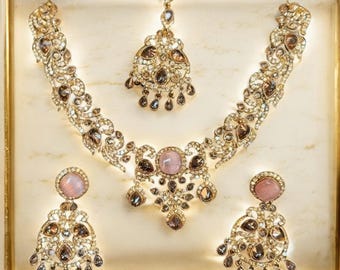 Set di collana Meher rosa, orecchini indiani pronti per le feste, set di gioielli Tikka, gioielli di Bollywood, gioielli pakistani