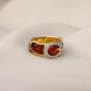 Vintage Kutchinsky 18K guldring med röd emalj och diamantspänne | Mid Century Statement Fine Jewelry