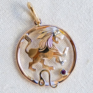 Leeuw-hanger van massief 14 kt geelgoud met robijn ** unieke astrologische hanger met dierenriem*