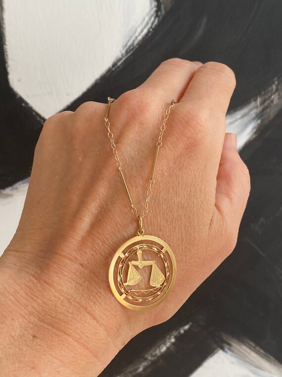 Gorgeous libra charm pendant in 18 karat gold