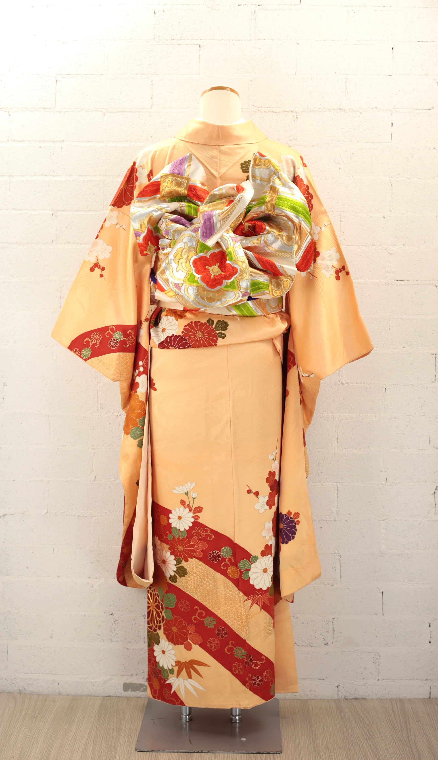Vintage Furisode Kimono, Chrysanthemum 'kinkoma' Gold Thread