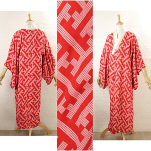 Peut inclure: Un kimono rouge et blanc à motifs géométriques avec de longues manches. Le kimono est fait d'un tissu doux et soyeux et présente un design japonais traditionnel.