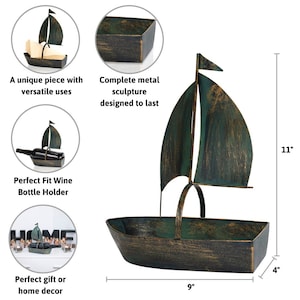 Puede incluir: Un porta botellas de vino de metal con forma de velero con un acabado verde y dorado desgastado. El soporte mide 28 cm de alto, 23 cm de ancho y 10 cm de profundidad.