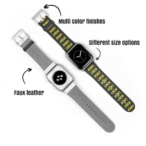 Op de afbeelding: Twee smartwatches met imitatie leren bandjes worden getoond. Eén bandje is grijs en de andere is zwart met gele "CREW" tekst. De afbeelding benadrukt "Multi color finishes" en "Different size options".