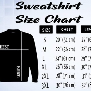 Pu&ograve; includere: Una tabella delle taglie di una felpa nera con misure in pollici e centimetri. La tabella mostra le misure del petto e della lunghezza per le taglie S, M, L, XL, 2XL e 3XL.