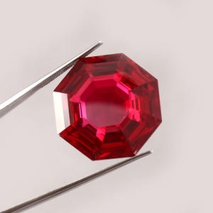 85 kt Birma robijn edelsteen | Asscher-snede, museumkwaliteit (24,5 mm)
