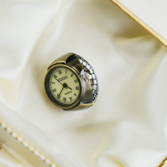 Finger store ring watch