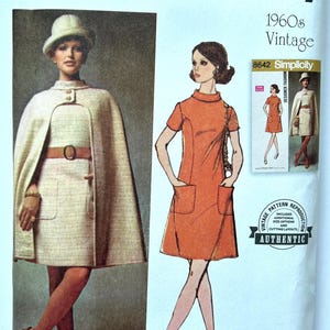 Pode incluir: Padrão de costura Simplicity S3084 com designs vintage dos anos 1960. O padrão inclui opções para uma capa e um vestido. A embalagem mostra ilustrações das peças de vestuário e inclui o texto "easy-to-sew".