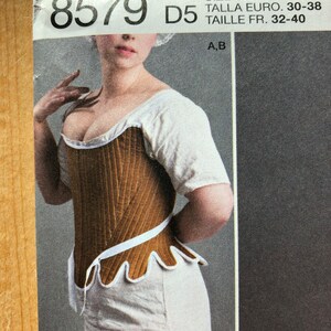 Pu&ograve; includere: Un cartamodello per un corsetto marrone e bianco con un bordo a festoni. Il numero del cartamodello &egrave; 8579 D5. La gamma di taglie &egrave; US 4-12, Euro 30-38 e Francese 32-40.